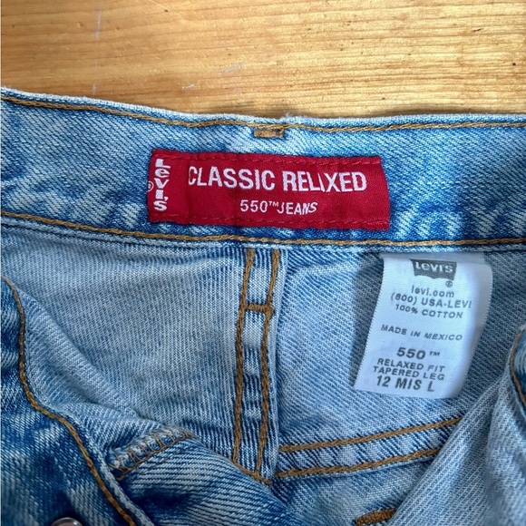 Early 2000’s Levi’s 550 Cut off Shorts - Picture 3 of 3